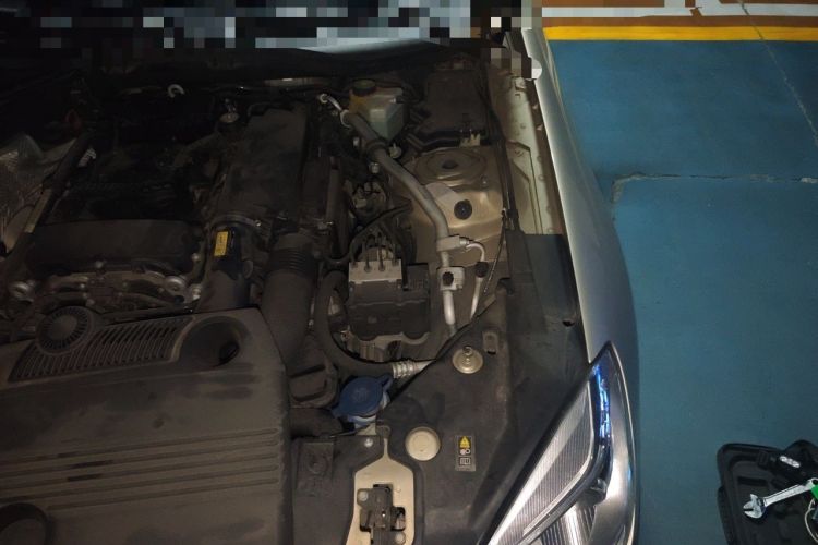 Used Mercedes-Benz SLK-Class 2011 SLK 200 Fashion Model Engine Bay Left