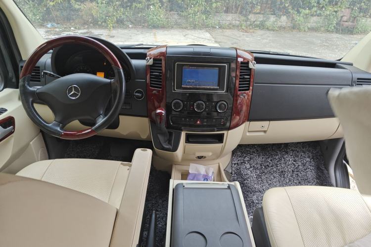 Used Mercedes-Benz Sprinter  Center Console