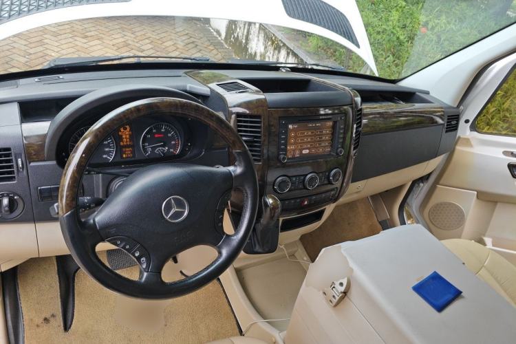Used Mercedes-Benz Sprinter  Center Console