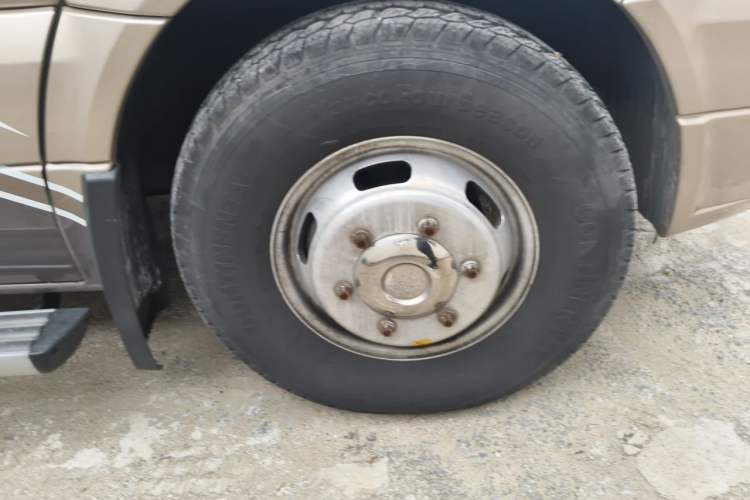 Used Mercedes-Benz Sprinter  Right Front Wheel Hub