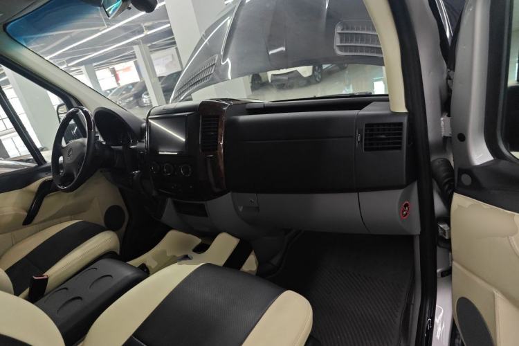 Used Mercedes-Benz Sprinter  Center Console