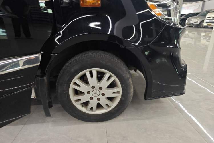 Used Mercedes-Benz Sprinter  Right Front Wheel Hub