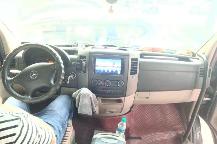 Used Mercedes-Benz Sprinter 2014 2.1T Jialü Mid-axle Version Center Console
