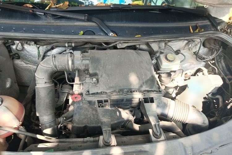 Used Mercedes-Benz Sprinter 2014 2.1T Jialü Mid-axle Version Engine Bay