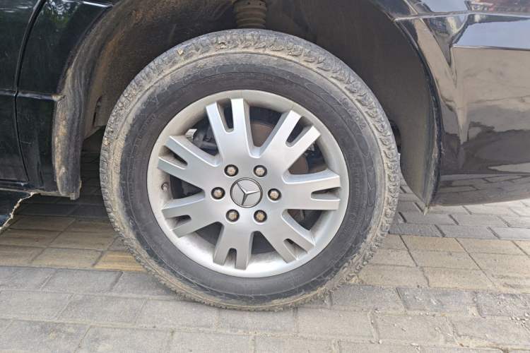 Used Mercedes-Benz Sprinter  Right Front Wheel Hub