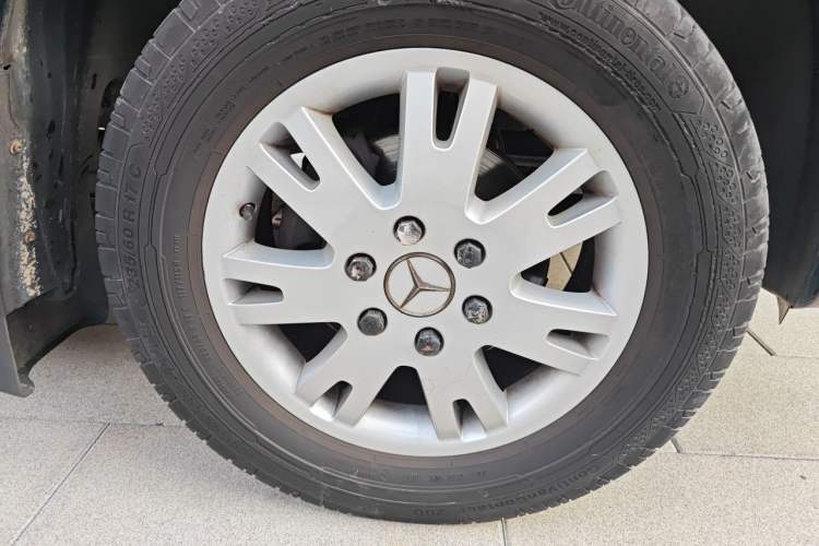Used Mercedes-Benz Sprinter  Right Front Wheel Hub
