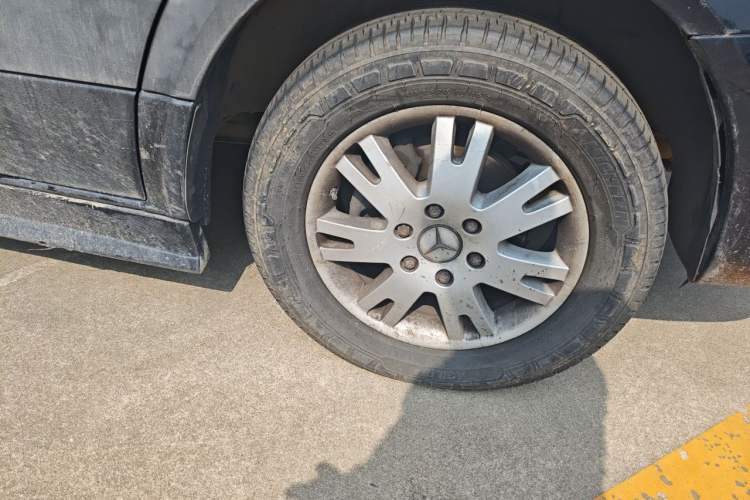 Used Mercedes-Benz Sprinter  Right Front Wheel Hub