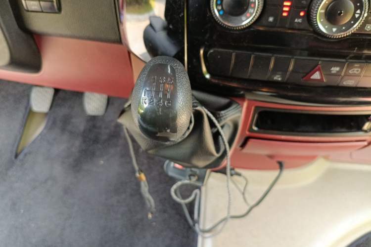 Used Mercedes-Benz Sprinter 2016 2.1T Jialü Mid-Drive Edition Gear Lever