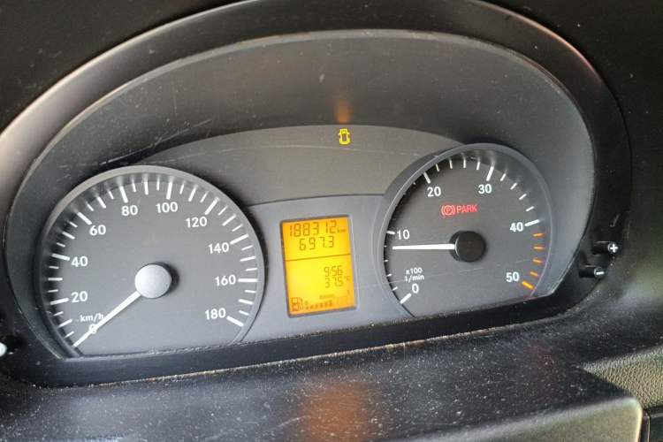 Used Mercedes-Benz Sprinter 2016 2.1T Jialü Mid-Drive Edition Odometer Close Up