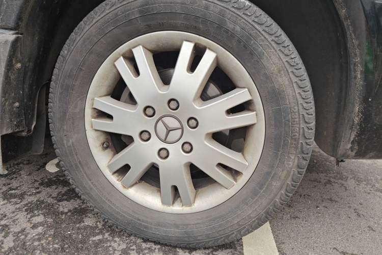 Used Mercedes-Benz Sprinter  Right Front Wheel Hub