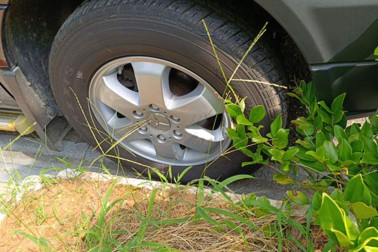 Used Mercedes-Benz Sprinter 2016 2.1T Jialü Mid-Drive Edition Right Front Wheel Hub