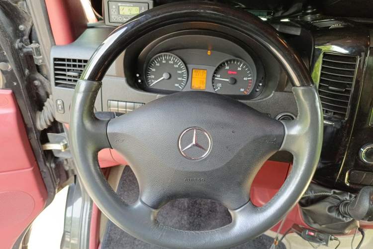 Used Mercedes-Benz Sprinter 2016 2.1T Jialü Mid-Drive Edition Steering Wheel