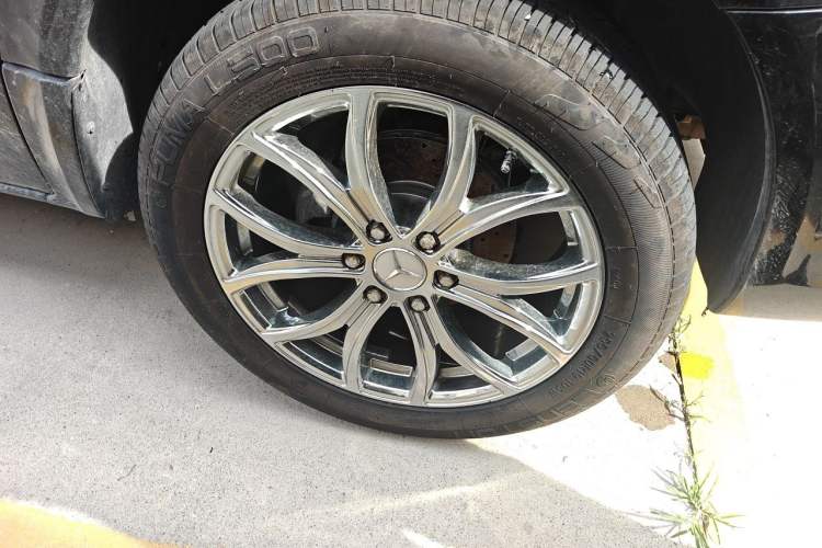 Used Mercedes-Benz Sprinter  Right Front Wheel Hub
