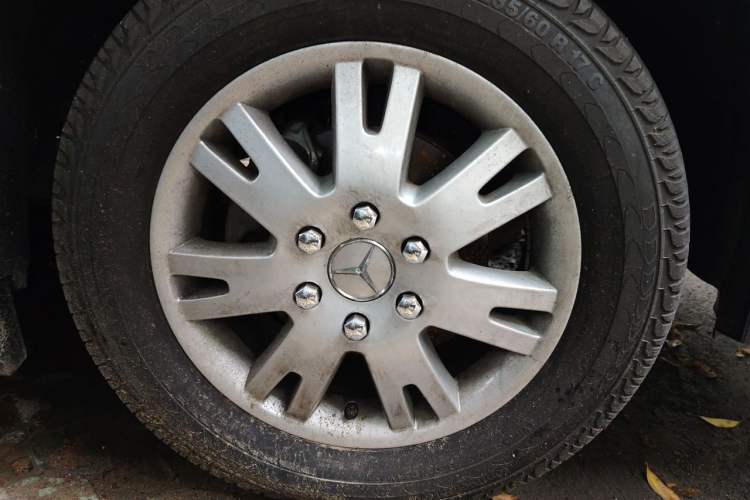 Used Mercedes-Benz Sprinter  Right Front Wheel Hub