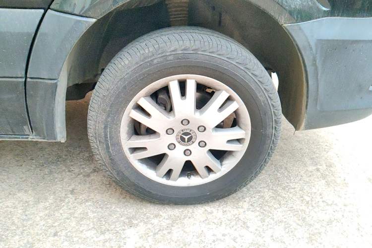 Used Mercedes-Benz Sprinter  Right Front Wheel Hub