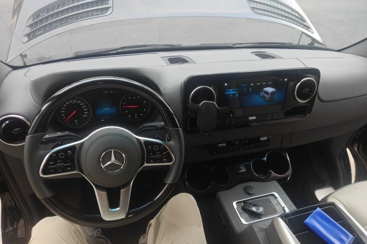 Used Mercedes-Benz Sprinter  Center Console