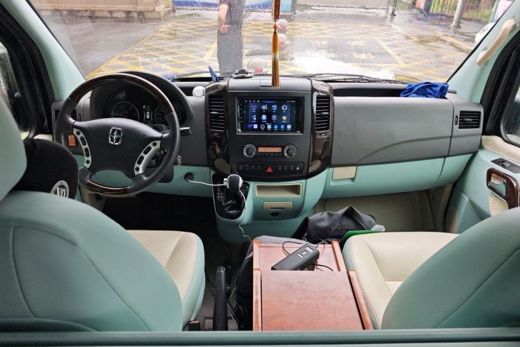 Used Mercedes-Benz Sprinter  Center Console