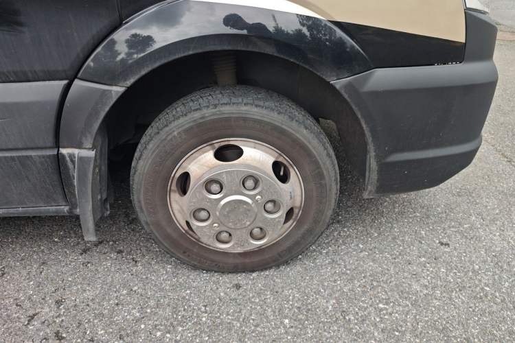 Used Mercedes-Benz Sprinter  Right Front Wheel Hub