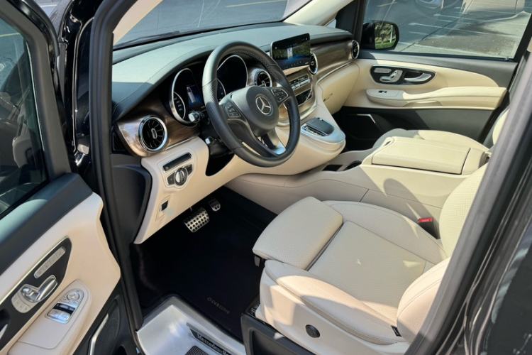 Used Mercedes-Benz V-Class 2022 V 260 Prestige Edition Interior 1