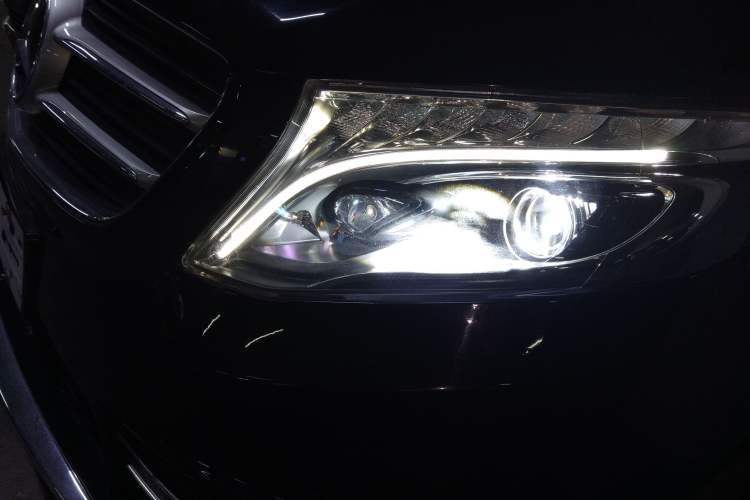Used Mercedes-Benz V-Class  Left Front Headlight