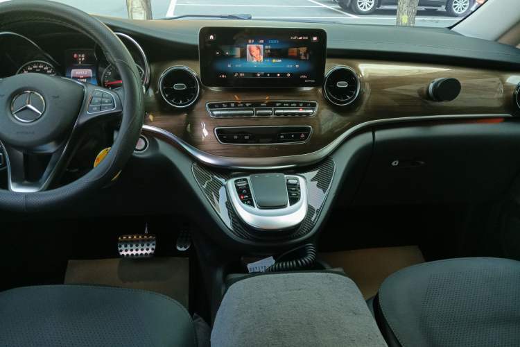 Used Mercedes-Benz V-Class 2021 V 260 Prestige Edition Audio And AC Panel