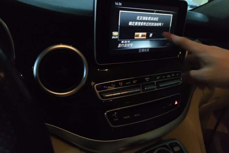 Used Mercedes-Benz V-Class 2016 V 260 Avantgarde Edition Audio And AC Panel