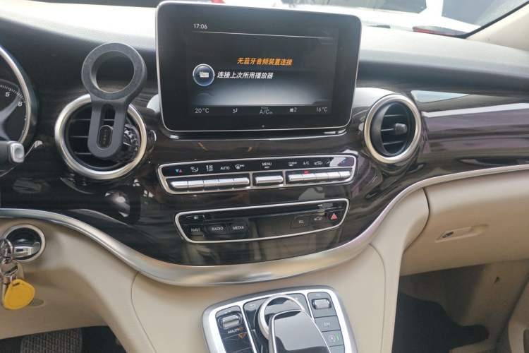 Used Mercedes-Benz V-Class 2016 V 260 Avantgarde Edition Audio And AC Panel