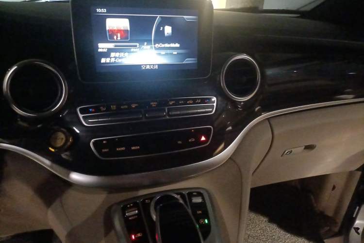 Used Mercedes-Benz V-Class 2016 V 260 Avantgarde Edition Audio And AC Panel