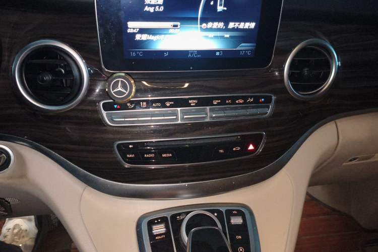 Used Mercedes-Benz V-Class 2016 V 260 Avantgarde Edition Audio And AC Panel