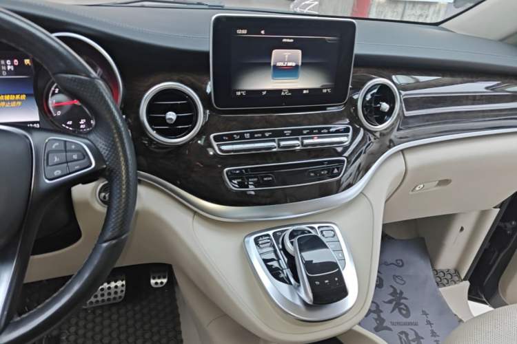 Used Mercedes-Benz V-Class 2016 V 260 L Prestige Extended Edition Audio And AC Panel