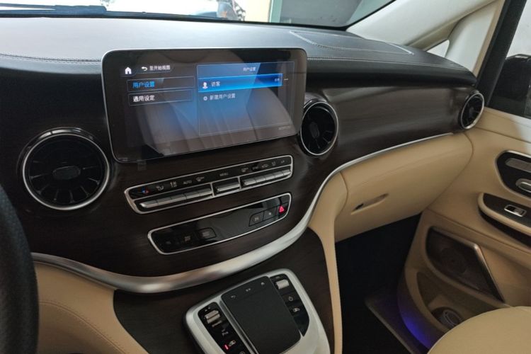 Used Mercedes-Benz V-Class 2016 V 260 Avantgarde Edition Audio And AC Panel