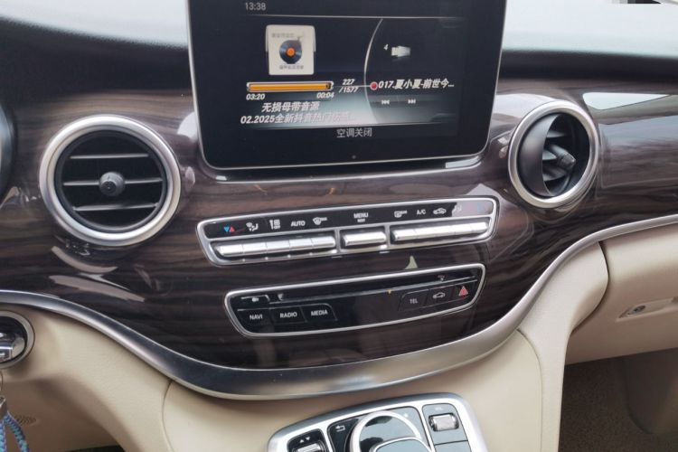 Used Mercedes-Benz V-Class 2016 V 260 Avantgarde Edition Audio And AC Panel