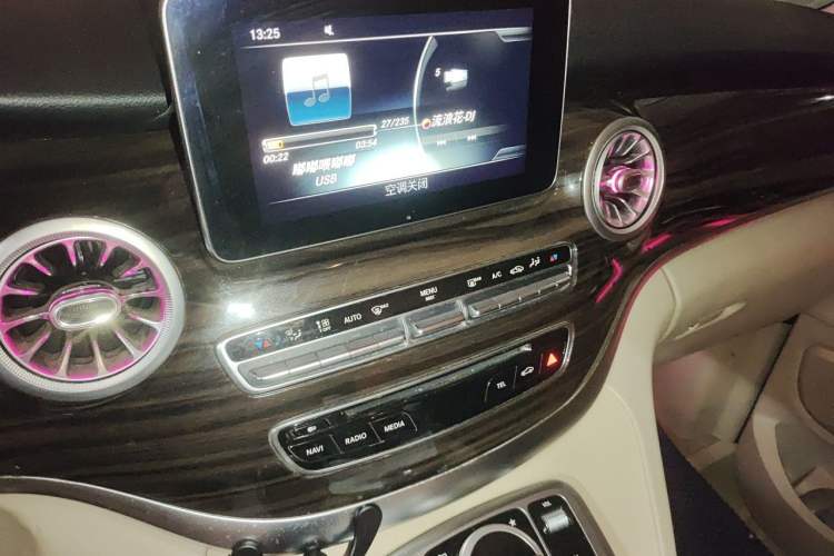Used Mercedes-Benz V-Class 2016 V 260 Avantgarde Edition Audio And AC Panel