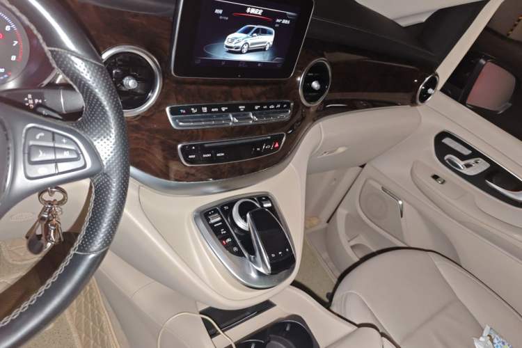 Used Mercedes-Benz V-Class 2016 V 260 Prestige Edition Audio And AC Panel