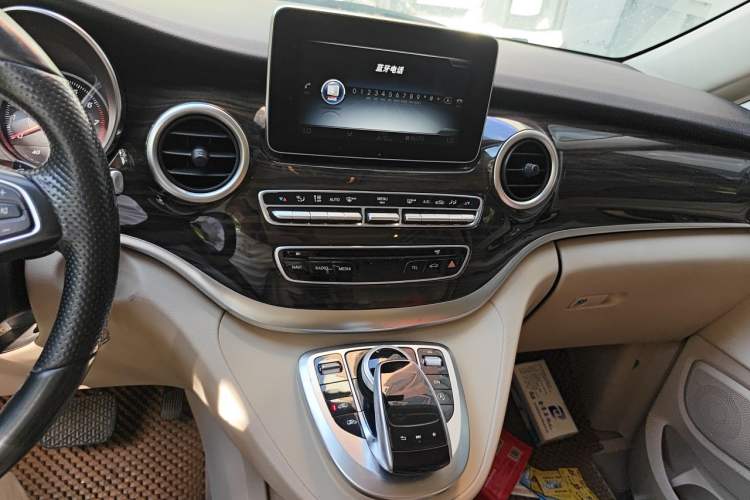 Used Mercedes-Benz V-Class 2016 V 260 Avantgarde Edition Audio And AC Panel