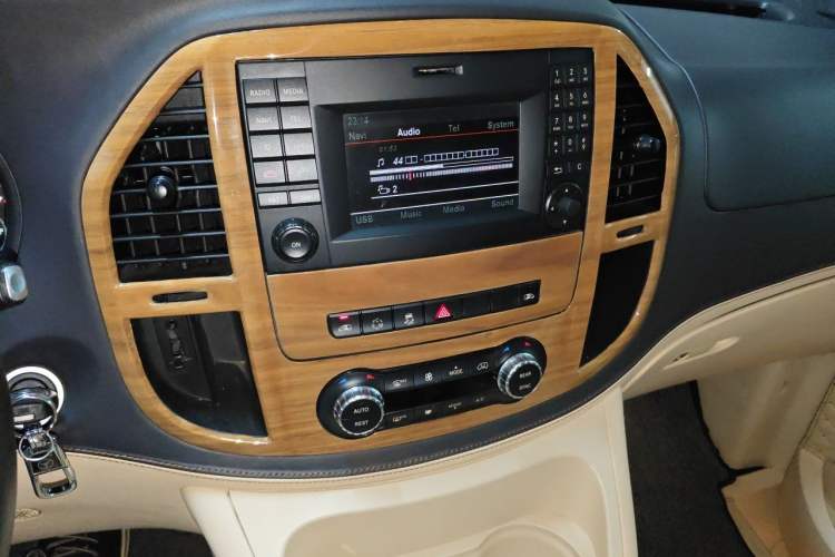 Used Mercedes-Benz V-Class  Audio And AC Panel