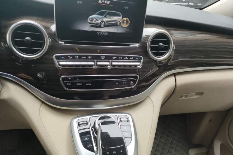 Used Mercedes-Benz V-Class 2016 V 260 Avantgarde Edition Audio And AC Panel