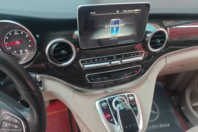 Used Mercedes-Benz V-Class 2016 V 260 Avantgarde Edition Audio And AC Panel
