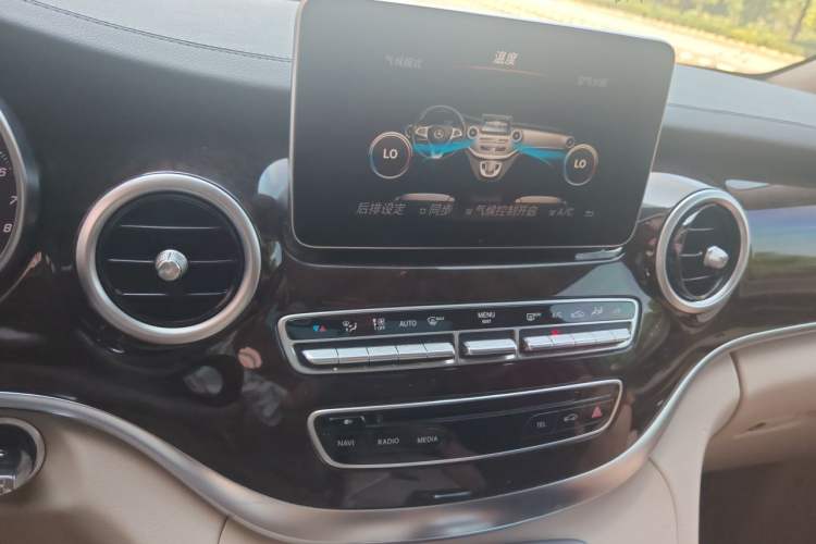 Used Mercedes-Benz V-Class 2016 V 260 Prestige Edition Audio And AC Panel