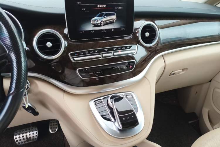 Used Mercedes-Benz V-Class 2016 V 260 L Prestige Extended Edition Audio And AC Panel