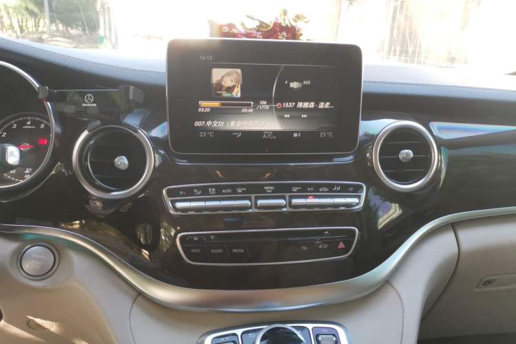 Used Mercedes-Benz V-Class 2016 V 260 L Prestige Extended Edition Audio And AC Panel