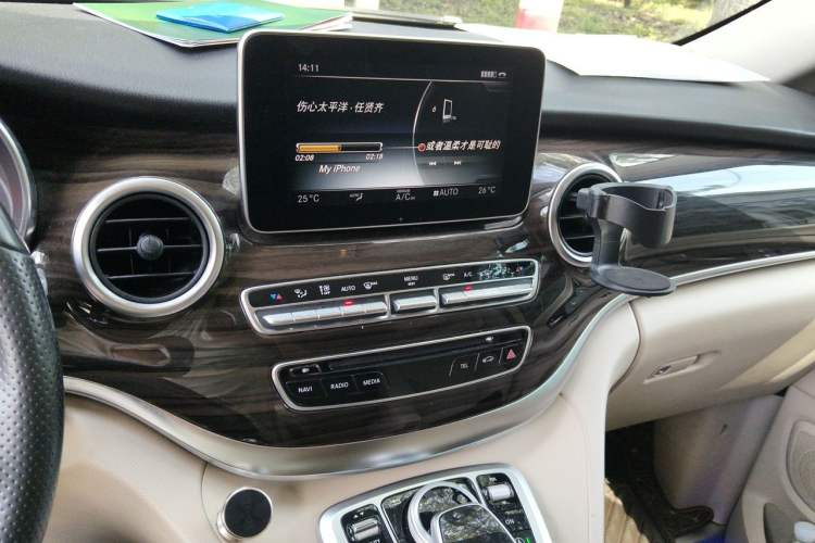 Used Mercedes-Benz V-Class 2016 V 260 Avantgarde Edition Audio And AC Panel