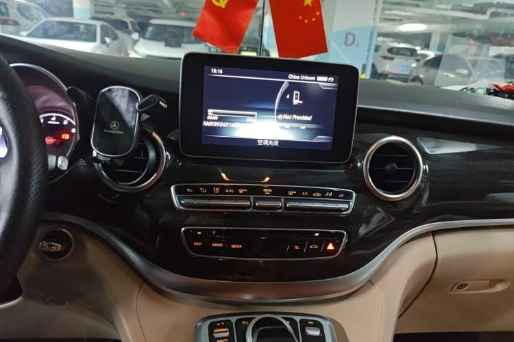 Used Mercedes-Benz V-Class 2016 V 260 Avantgarde Edition Audio And AC Panel