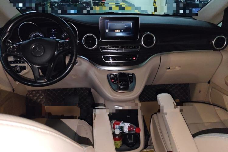 Used Mercedes-Benz V-Class 2016 V 260 Avantgarde Edition Center Console