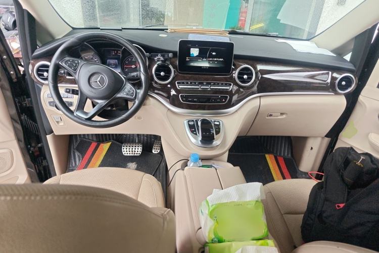 Used Mercedes-Benz V-Class 2016 V 260 L Prestige Extended Edition Center Console