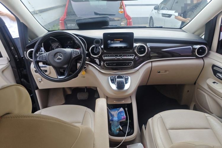Used Mercedes-Benz V-Class 2016 V 260 Avantgarde Edition Center Console