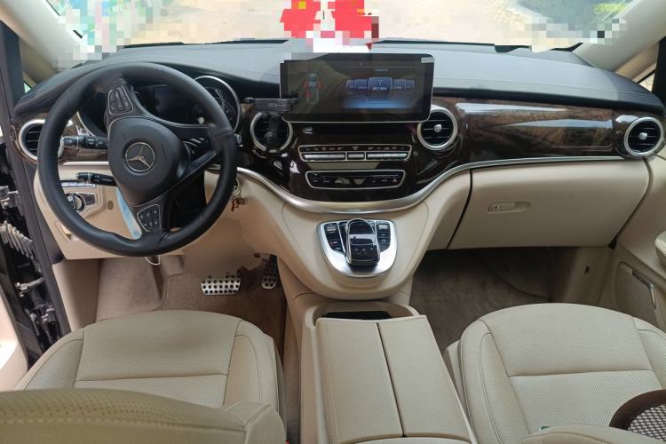 Used Mercedes-Benz V-Class 2016 V 260 L Prestige Extended Edition Center Console