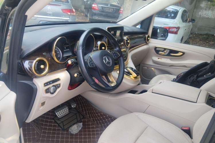 Used Mercedes-Benz V-Class 2016 V 260 L Prestige Extended Edition Center Console