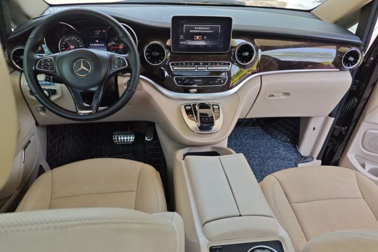 Used Mercedes-Benz V-Class 2016 V 260 Prestige Edition Center Console