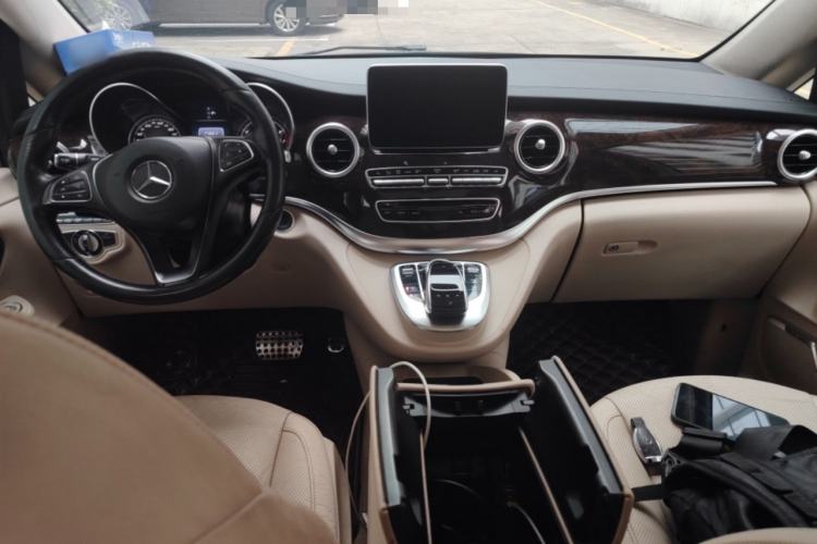 Used Mercedes-Benz V-Class 2016 V 260 L Prestige Extended Edition Center Console